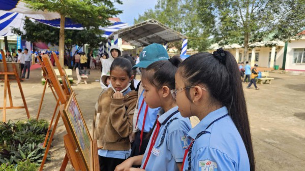 Triển lãm lưu động 'Hoàng Sa, Trường Sa của Việt Nam' tại Đắk Lắk