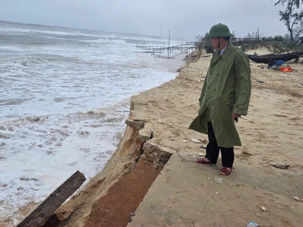 Triều cường dâng cao, bờ biển Mỹ Thủy sạt lở nghiêm trọng