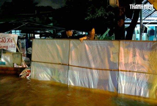 Triều cường ở TP.HCM: Người dân Thanh Đa lại khổ sở chống chọi trong đêm Triều cường ở TP.HCM: Người dân Thanh Đa lại khổ sở chống chọi trong đêm