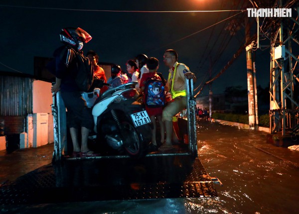 Triều cường ở TP.HCM: Người dân Thanh Đa lại khổ sở chống chọi trong đêm Triều cường ở TP.HCM: Người dân Thanh Đa lại khổ sở chống chọi trong đêm
