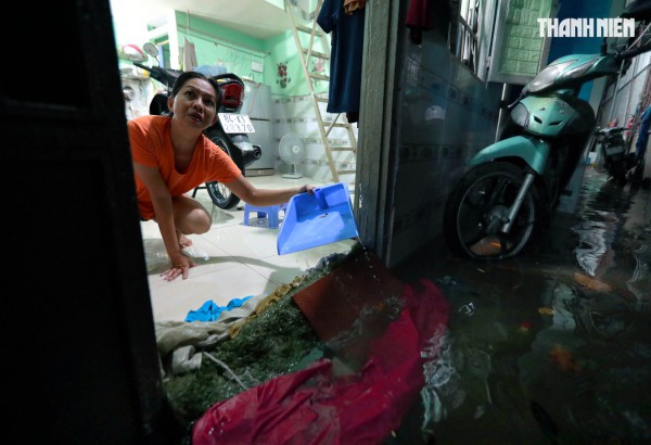 Triều cường ở TP.HCM: Người dân Thanh Đa lại khổ sở chống chọi trong đêm Triều cường ở TP.HCM: Người dân Thanh Đa lại khổ sở chống chọi trong đêm