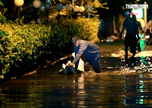 Triều cường ở TP.HCM: Người dân Thanh Đa lại khổ sở chống chọi trong đêm Triều cường ở TP.HCM: Người dân Thanh Đa lại khổ sở chống chọi trong đêm