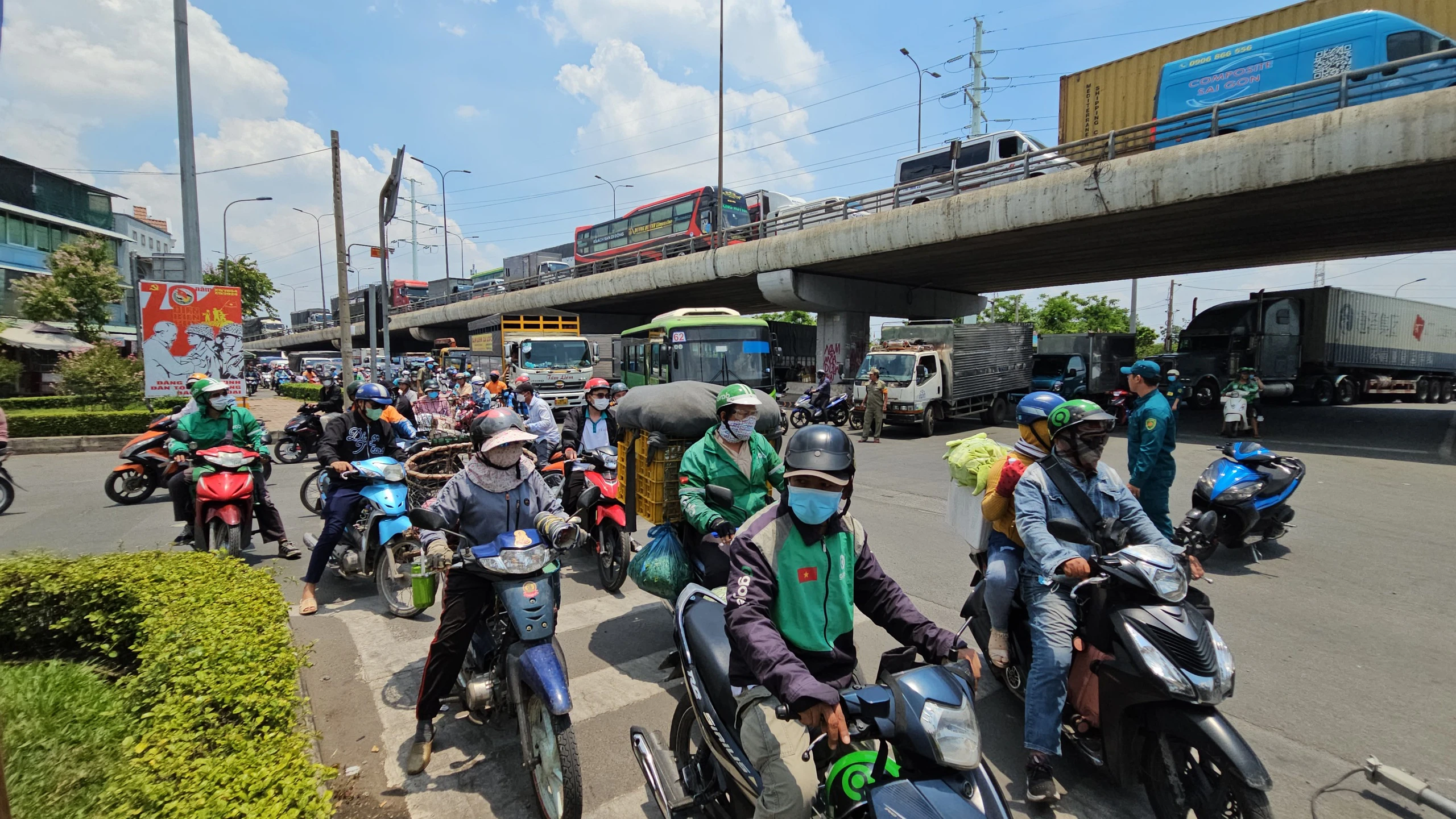 Trụ đèn chiếu sáng ngã từ cầu vượt xuống QL1, trúng người đi đường