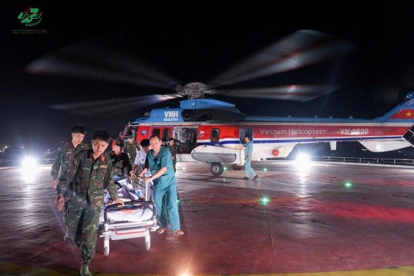 Trực thăng bay cấp cứu ngư dân ở đặc khu Trường Sa ngày đầu năm 2026