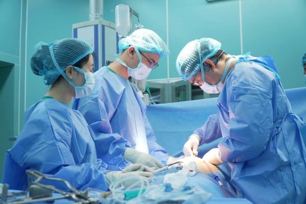 Trực thăng bay xuyên đêm cấp cứu ngư dân ở đảo Tiên Nữ Trực thăng bay xuyên đêm cấp cứu ngư dân ở đảo Tiên Nữ