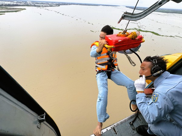 Trực thăng quân sự luyện tập bay treo cứu người tại Rạch Giá