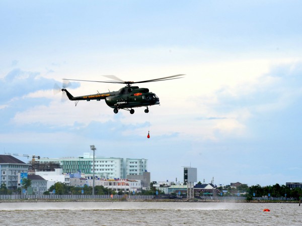 Trực thăng quân sự luyện tập bay treo cứu người tại Rạch Giá
