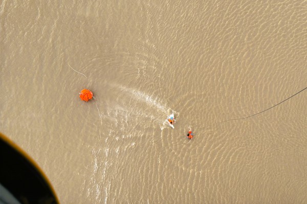 Trực thăng quân sự luyện tập bay treo cứu người tại Rạch Giá