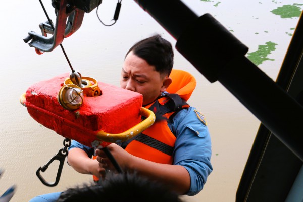 Trực thăng quân sự luyện tập bay treo cứu người tại Rạch Giá