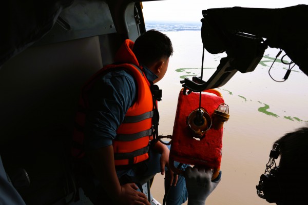 Trực thăng quân sự luyện tập bay treo cứu người tại Rạch Giá