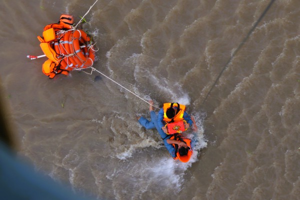 Trực thăng quân sự luyện tập bay treo cứu người tại Rạch Giá