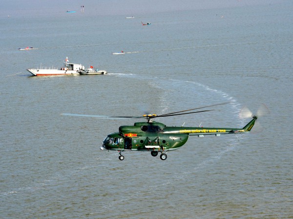 Trực thăng quân sự luyện tập bay treo cứu người tại Rạch Giá