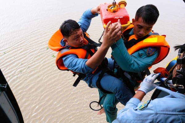 Trực thăng quân sự luyện tập bay treo cứu người tại Rạch Giá