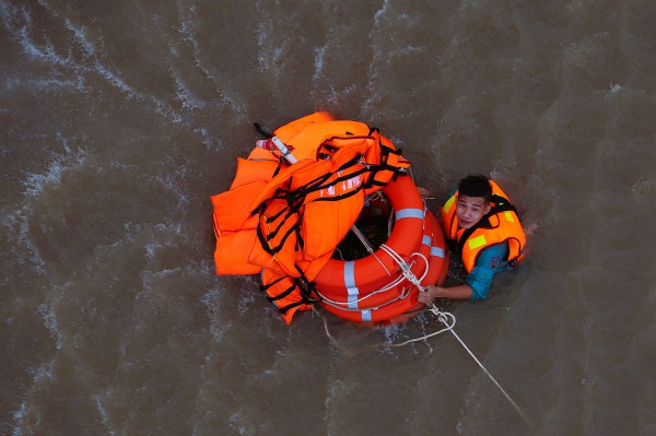 Trực thăng quân sự luyện tập bay treo cứu người tại Rạch Giá