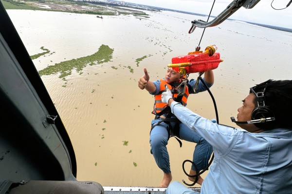 Trực thăng quân sự luyện tập bay treo cứu người tại Rạch Giá