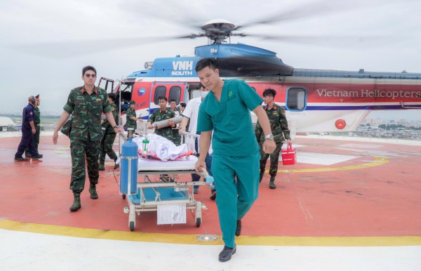 Trực thăng vượt bão xuyên đêm đưa bệnh nhân từ Trường Sa về TP.HCM cấp cứu Trực thăng vượt bão xuyên đêm đưa bệnh nhân từ Trường Sa về TP.HCM cấp cứu