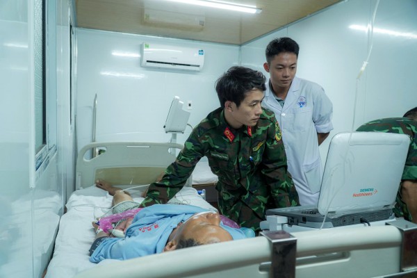 Trực thăng vượt bão xuyên đêm đưa bệnh nhân từ Trường Sa về TP.HCM cấp cứu Trực thăng vượt bão xuyên đêm đưa bệnh nhân từ Trường Sa về TP.HCM cấp cứu