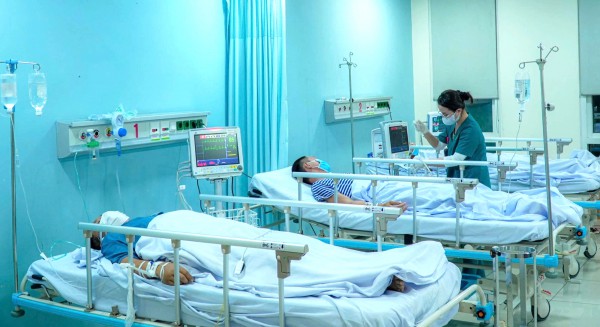 Trực thăng vượt gió bão hạ xuống 3 đảo, cứu 3 người ở đặc khu Trường Sa Trực thăng vượt gió bão hạ xuống 3 đảo, cứu 3 người ở đặc khu Trường Sa