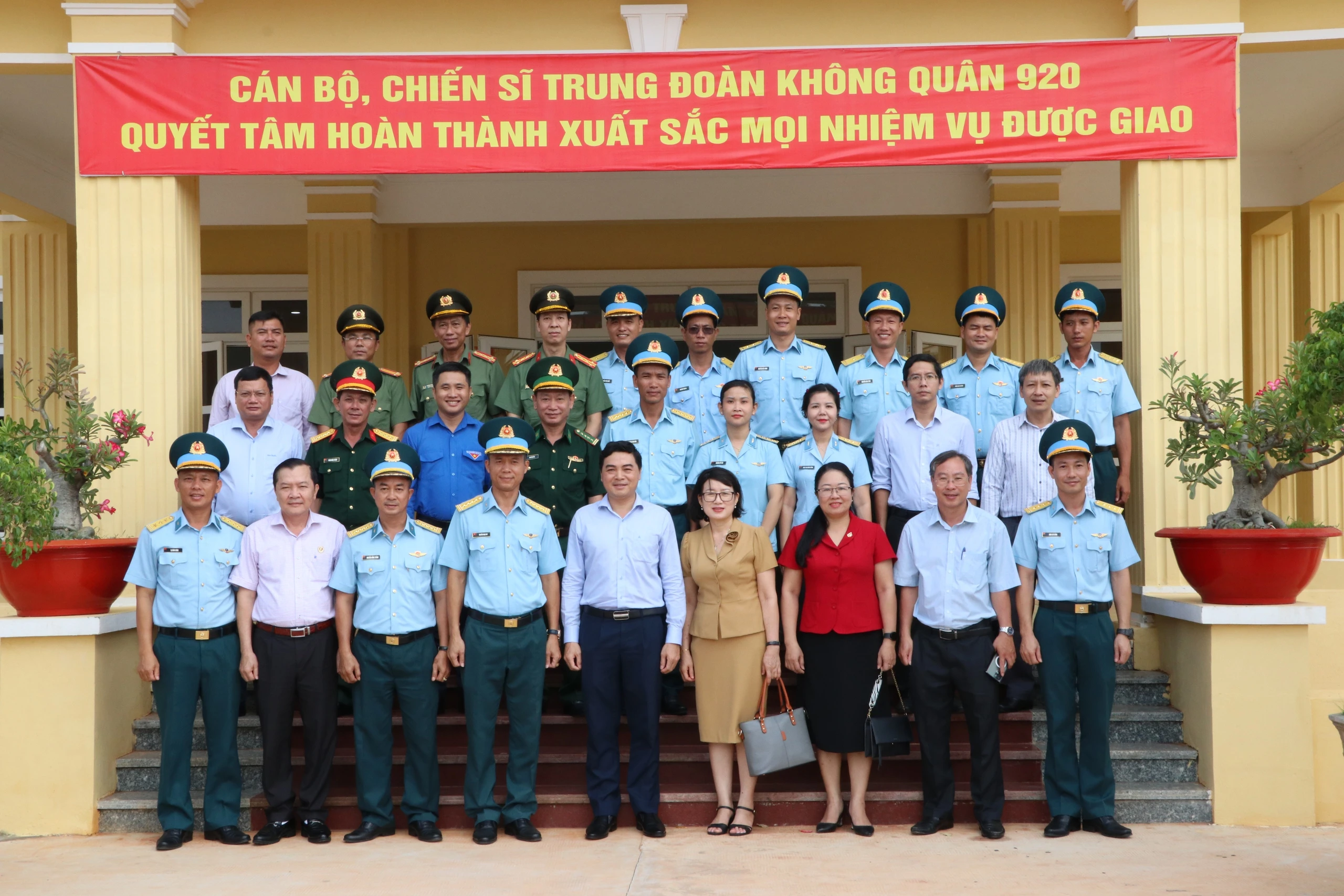 Trung đoàn 920 thuộc Trường Sĩ quan không quân tiếp quản sân bay quân sự Phan Thiết