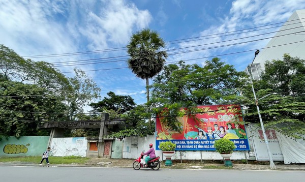 Trung tâm thương mại bỏ hoang trên đất vàng