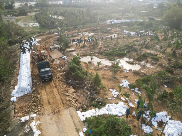 Trước bão số 15: 'Việc khổng lồ chỉ quân đội mới làm nổi' Trước bão số 15: 'Việc khổng lồ chỉ quân đội mới làm nổi'