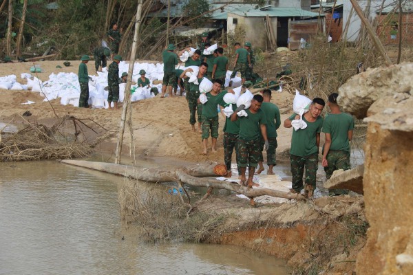 Trước bão số 15: 'Việc khổng lồ chỉ quân đội mới làm nổi' Trước bão số 15: 'Việc khổng lồ chỉ quân đội mới làm nổi'