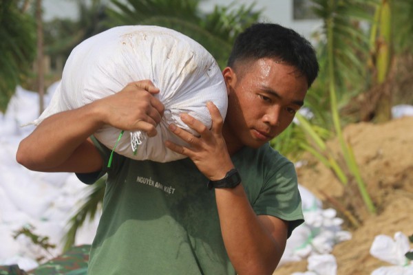 Trước bão số 15: 'Việc khổng lồ chỉ quân đội mới làm nổi' Trước bão số 15: 'Việc khổng lồ chỉ quân đội mới làm nổi'