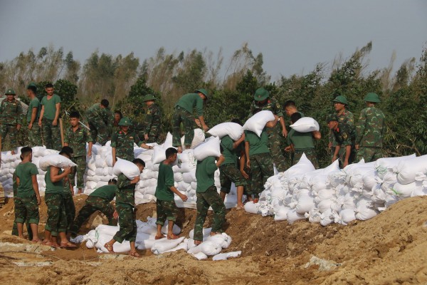 Trước bão số 15: 'Việc khổng lồ chỉ quân đội mới làm nổi' Trước bão số 15: 'Việc khổng lồ chỉ quân đội mới làm nổi'