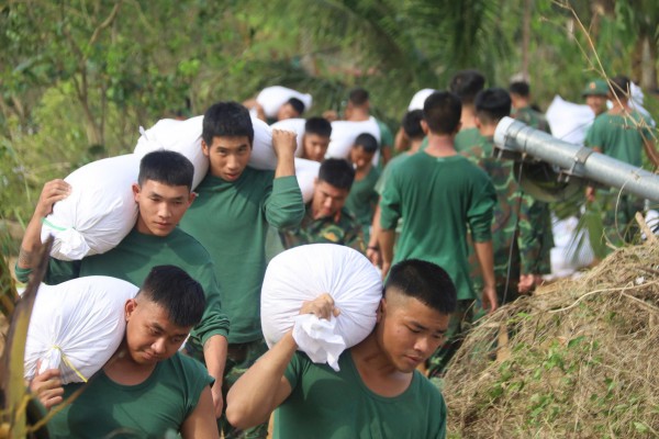 Trước bão số 15: 'Việc khổng lồ chỉ quân đội mới làm nổi' Trước bão số 15: 'Việc khổng lồ chỉ quân đội mới làm nổi'