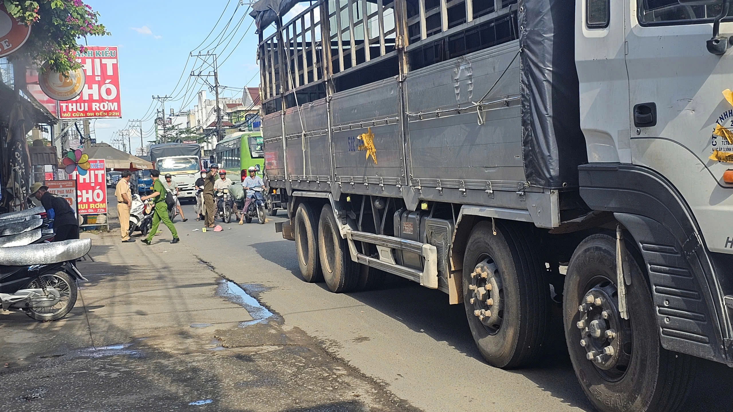 Trượt bánh xe máy vào vũng bùn Hương Lộ 80, người phụ nữ tử vong thương tâm