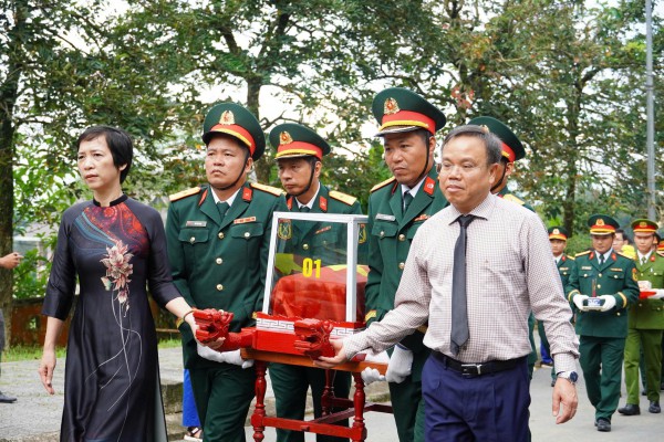 Truy điệu, an táng 14 liệt sĩ tại Nghĩa trang liệt sĩ Khe Sanh Truy điệu, an táng 14 liệt sĩ tại Nghĩa trang liệt sĩ Khe Sanh