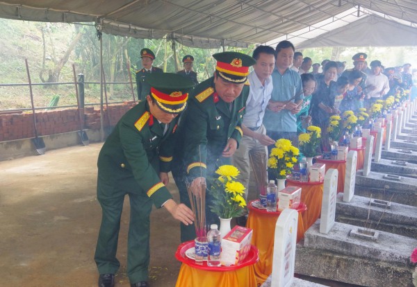 Truy điệu, an táng 14 liệt sĩ tại Nghĩa trang liệt sĩ Khe Sanh Truy điệu, an táng 14 liệt sĩ tại Nghĩa trang liệt sĩ Khe Sanh