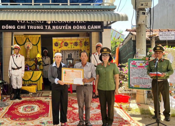 Truy tặng Huân chương Bảo vệ Tổ quốc cho trung tá công an Nguyễn Đông Cánh Truy tặng Huân chương Bảo vệ Tổ quốc cho trung tá công an Nguyễn Đông Cánh