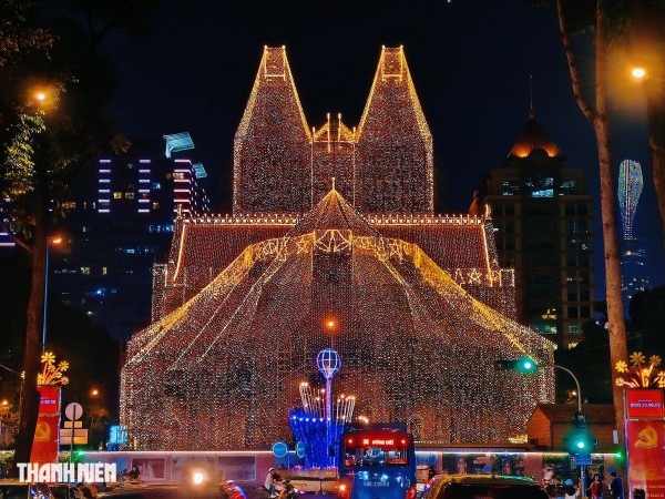 Từ nay đến Giáng sinh, có được vào tham quan nhà thờ Đức Bà?