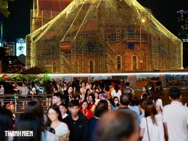 Từ nay đến Giáng sinh, có được vào tham quan nhà thờ Đức Bà?