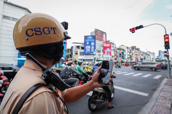 Từ ngày mai, nếu gặp cảnh vượt đèn đỏ, lạng lách... có thể phản ánh lên VNeID Từ ngày mai, nếu gặp cảnh vượt đèn đỏ, lạng lách... có thể phản ánh lên VNeID