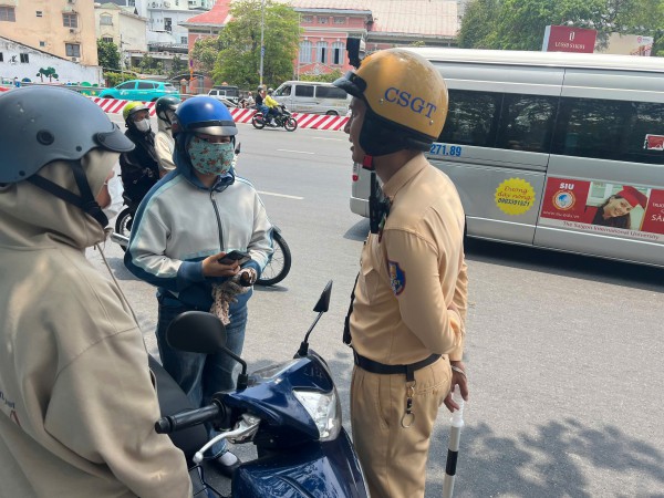 Từ ngày mai, nếu gặp cảnh vượt đèn đỏ, lạng lách... có thể phản ánh lên VNeID Từ ngày mai, nếu gặp cảnh vượt đèn đỏ, lạng lách... có thể phản ánh lên VNeID