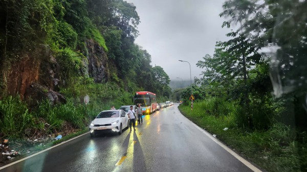 Từ ngày mai, phân luồng giao thông qua đèo Bảo Lộc để sửa chữa sạt lở