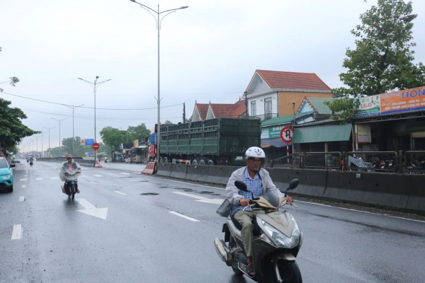 Tuyến QL1 qua Huế nát bươm sau lũ, đang được 'vá' tạm