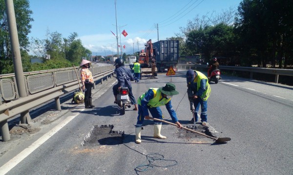 Tuyến QL1 qua Huế nát bươm sau lũ, đang được 'vá' tạm
