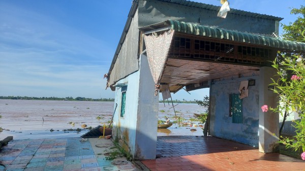 UBND tỉnh Đồng Tháp chỉ đạo xử lý vụ nhà dân bị sạt lở xuống sông Tiền