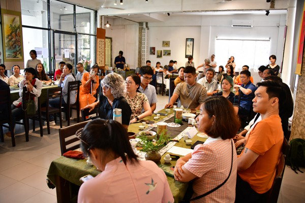 Uống trà đi!: Hiểu trà, hồn nhiên làm việc nghĩa Uống trà đi!: Hiểu trà, hồn nhiên làm việc nghĩa