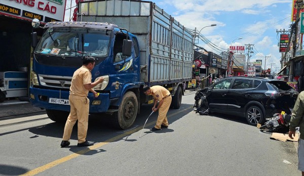 Va chạm liên hoàn, nhiều người bị thương Va chạm liên hoàn, nhiều người bị thương