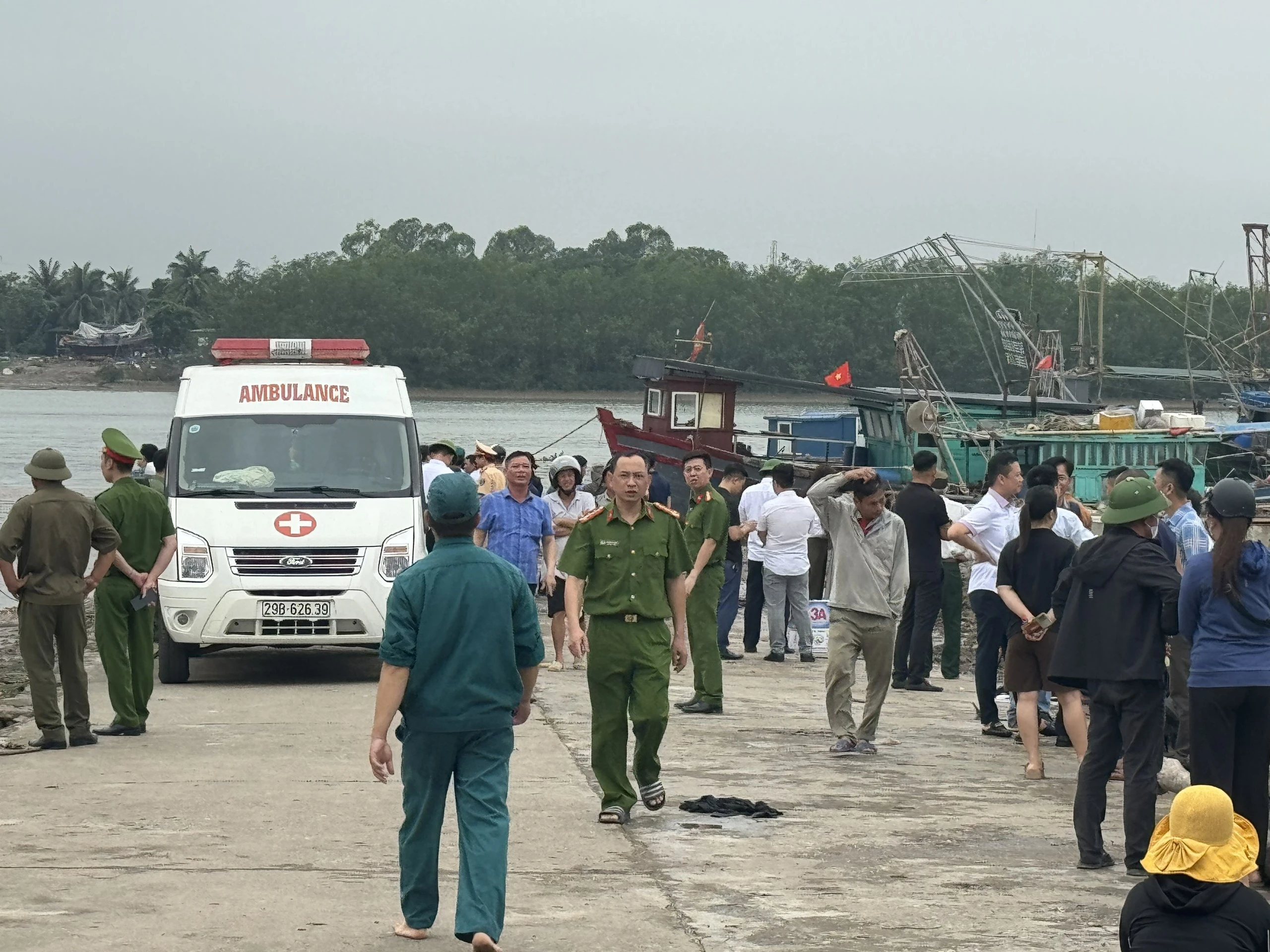 Vẫn chưa tìm thấy 2 chị em ruột trong vụ lật thuyền ở Quảng Ninh