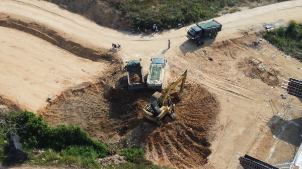 Vận chuyển đất trái phép từ dự án cao tốc ra bên ngoài