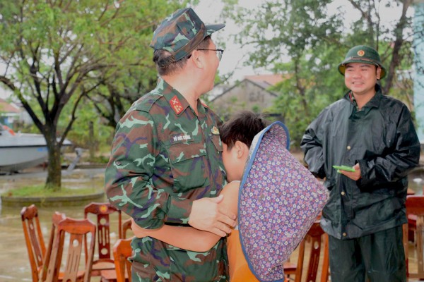 Vào rốn ngập Hòa Thịnh, Sư đoàn 315 cùng dân vực dậy sau lũ dữ