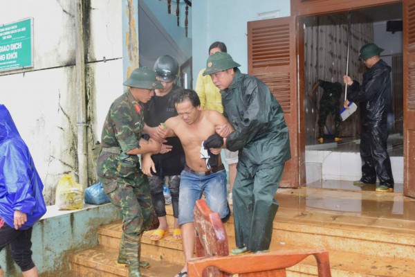 Vào rốn ngập Hòa Thịnh, Sư đoàn 315 cùng dân vực dậy sau lũ dữ