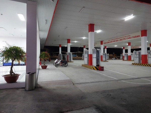 Về quê ăn tết bằng ô tô: Nỗi lo hết xăng trên cao tốc