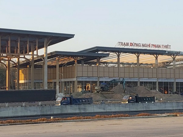 Về quê ăn tết bằng ô tô: Nỗi lo hết xăng trên cao tốc