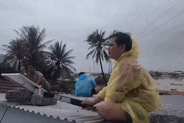 Vì sao nhiều vùng ở Khánh Hòa 'tê liệt' sóng điện thoại trong những ngày lũ? Vì sao nhiều vùng ở Khánh Hòa 'tê liệt' sóng điện thoại trong những ngày lũ?